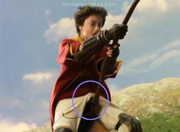 Harry Potter and the Sorcerer's Stone  <br>  Uan sprgenin altndaki metal koltuk grnyor.