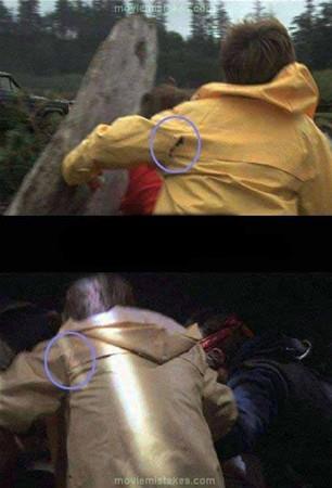 Goonies  <br>  Bir sahnede yamurluk yrtkken, dierinde yrtk deil