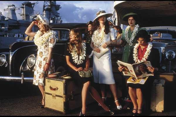 Pearl Harbor<br>  Film boyunca neredeyse hibir kadn orapla grmyoruz. Ancak 2. Dnya Sava ncesi yetikin kadnlar toplum iinde hemen hemen her zaman orap giyerlerdi.