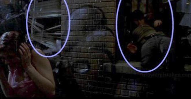 lk sahnede kavga srasnda pencere krlyor.