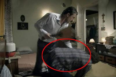 yle Bir Geer Zaman Ki <br>Metenin belindeki minder  mandolin krlrken ,oyuncu zarar grmesin diye konulmu ama gzlerden kamyor.