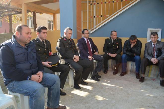 Alaam ilesi Kadky Mahallesi'nde yaayan Durmu-Dne Bolat iftine, ocuklar Erdal Bolat'n (25) ehadet haberi, Kaymakam Ouz Alp alar ile askeri yetkililerce verildi.