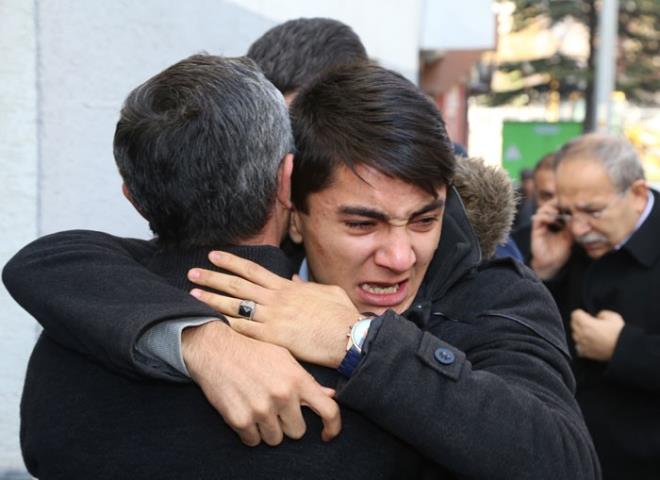 2 OCUK BABASI    <br>ehidin babaevine Trk bayraklar asld. Olay duyan yaknlar ve mahalle sakinleri acl aileye taziyelerini iletti. ehit zcan'n evli ve 2 ocuk babas olduu renildi.