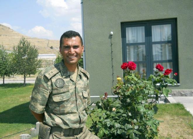 stemen Zafer Er Ankara  <br>  Frat Kalkan Harekat'nda Trk askerlerine ynelik hava saldrsnda ehit den stemen Zafer Er'in Ankara'nn Sincan ilesindeki babaevine ac haber ulat. ehidin Osmanl Mahallesi'ndeki evine Trk bayraklar asld.