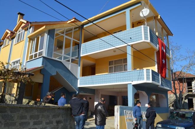 ehidin babaevi ile ailenin yaad sokaa Trk bayraklar asld. Yaknlar ile komular da basal dilemek amacyla ailenin evine geldi.