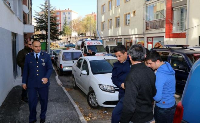 Haber zerine fenalaan anne ve babaya 112 Acil Servis ekipleri mdahale etti. zcan ifti, daha sonra 112 Acil Servis ambulansyla Yldztepe Mahallesi Yardmc Sokak'taki evlerine getirildi.
