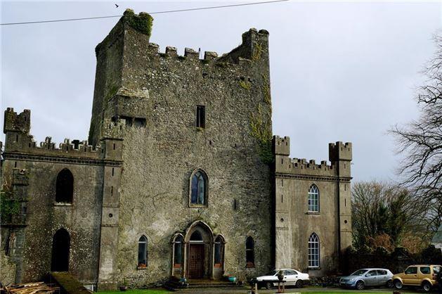 18) Leap Kalesi, rlanda: 500 yl boyunca ok eitli iktidar kavgalarnn merkezinde olan bu kalenin tyler rpertici bir tarihi var. 1500'lerin ortasnda O'Carroll klanndaki kan davas nedeniyle kalede ok kan dkld. Kaledeki apelde bir rahip de ailesinin gzleri nnde ldrld.