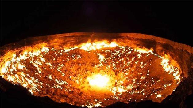 9) Cehennem Kaps' Derweze, Trkmenistan: Sovyet mhendislerinin btn abalarna ramen blgedeki doalgaz rezervi 1971'den beri yanyor ve bu yangnn son bulaca da dnlmyor. eytann yeryzne buradan geleceine inanlyor.