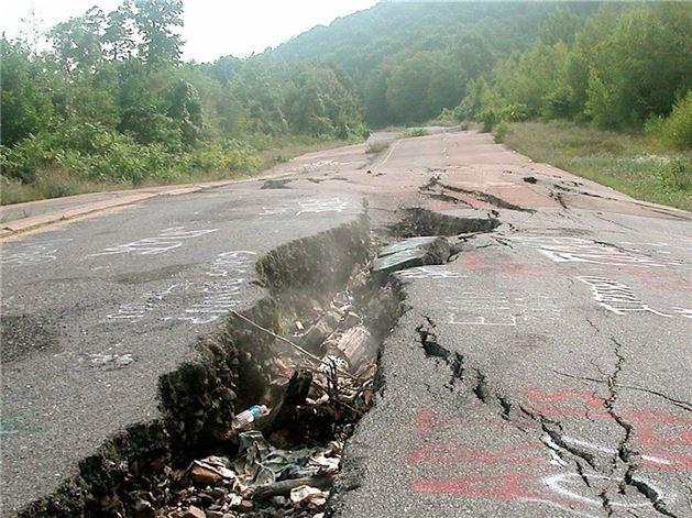 11) Centralia, Pensilvanya: Centralia 1980'lerde maden almalar sonrasnda kan yangn ve ehrin her yerinde oluan atlaklardan szan zehirli gaz sonucu hayalet ehir olmaya mahkum oldu. Sz konusu bu ehirde karantina blgesi dnda yaamak kouluyla sadece 10 kii yayor.