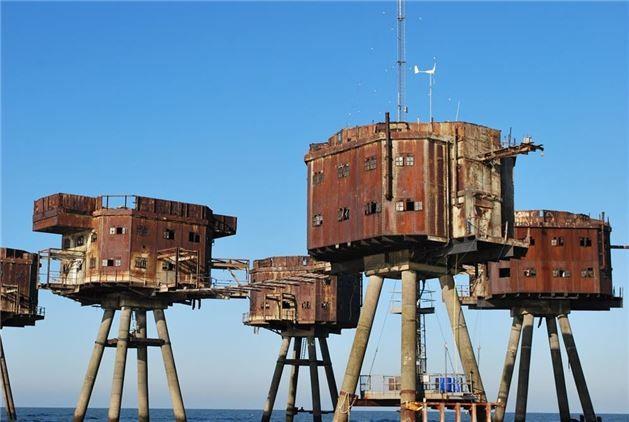 19) Maunsell Deniz Kaleleri &#8211; Kuzey Denizi: ngilizlerin ina ettii bu tuhaf ev grnml yaplar, II. Dnya Sava srasnda Kuzey Denizi'nde Nazilerin olas bir igal giriimini caydrmak iin kullanld. Hala ayakta olan yaplar gnmzde kullanlmamakta.