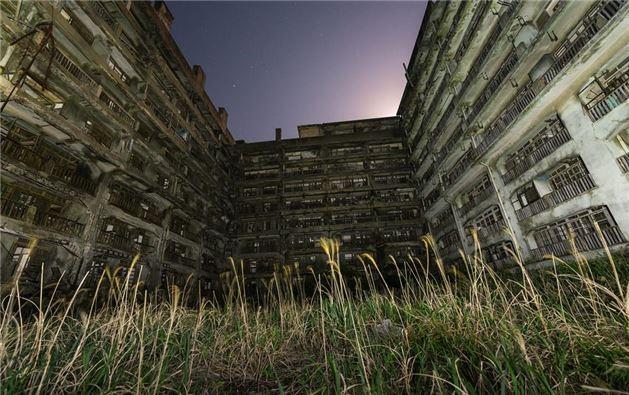 15) Hashima Adas, Japonya: Nagasaki yaknlarndaki bu terk edilmi adada bulunan madenin 1974'te tkenmesiyle, burada yaayan yaklak 5 bin madenci de aday terk etti. rmeye terk edilmi bu adada kimse yaamyor