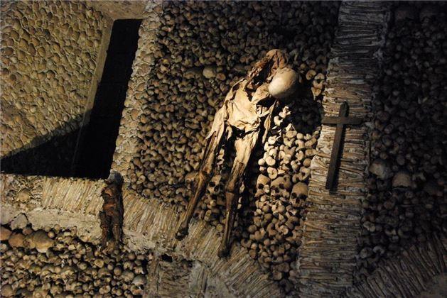 8) Capela dos Ossos - Evora, Portekiz: Fotoraftaki bu 'Kemikler apeli'ni bir rahip 1500'lerde, len 5 bin rahibin kemikleriyle ina etmi. Bunu yeterince korkutucu bulmadysanz apelin tavannda da iki rahibe ait iskelet asl duruyor ve bunlardan biri ldnde henz ocukmu.