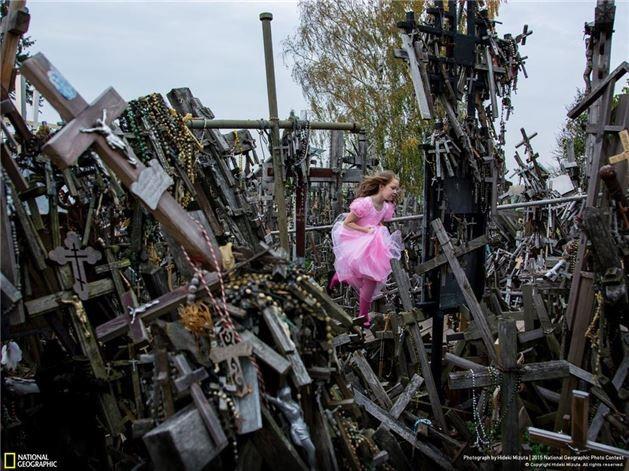 14) Halar Tepesi, Litvanya: Halar Tepesi, Litvanya'daki dini bir blgenin merkezinde bulunuyor ve bu tepe ismini 150 yl nce tepeye yerletirilen halardan alyor. uan bu tepede 100 binden fazla ha bulunuyor.