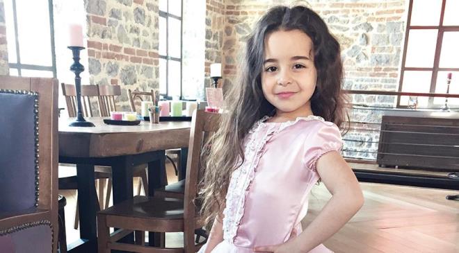 Kk yana ramen olduka baarl bir performans sergileyen Gkyldz Show TV ekranlarnda yaynlanan Gldy Gldy Show'da da rol ald.