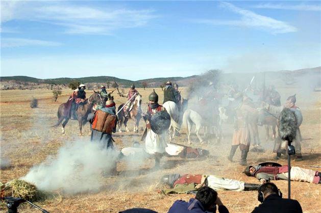 Anadolu bata olmak zere Balkanlar'dan Kafkaslara, Trkmenistan'dan Suriye ve Irak'a, Afganistan'dan dnyann birok blgesine yaylan Trklerin adetleri, gelenekleri, savalar, kurduu devletler ve tarihi ahsiyetleri belgeselle izleyiciyle buluacak.