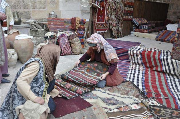 ahin, Konya'daki ekimlerde ise Byk Seluklu Devleti hkmdar Seluk Bey'in obadan ayrln, Turul ve ar Bey'i, Dandanakan ve Malazgirt Sava'n canlandrdklarn belirterek, belgeselin seyir zevki yksek bir anlatm olduunu vurgulad.