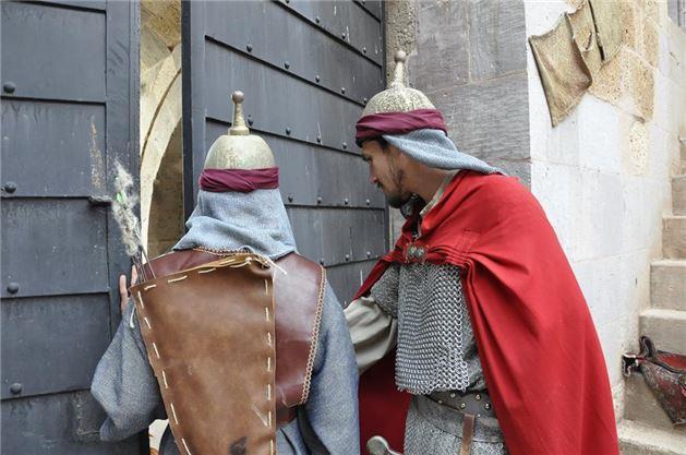 Gktrklerden Ouzlara, Seluklulardan Osmanllara ve bugne kadar gelen Trk tarihini derlemeye altklarn ifade eden ahin, "Kerkk'teki bir dnde balayan hikaye... Trkmenlerin geleneklerini, cokusunu, adetlerini ve tm renklerini anlattmz dnden, gemie uzanan bir anlatm diyebiliriz. Tarihe yolculuk, dn olurken gemie uzandk. Moolistan'da Orhun'a gittik. ekimlerimizi Gktrklerin merkezinde yaptk. Ouzlar anlatacamz grntleri yine o corafyada ektik. 'Ouz obas' kurduk. Yaayan, canl bir oba. Koyunlar kuzular, atlar, savalar ve yabgular..." diye konutu.