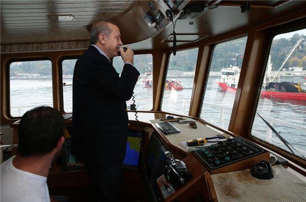 Erdoan, Biz de buradaki komularmz, zellikle Garipe balklaryla, bir yerde de bir akrabalk olutu, onlarla beraber olalm dedik. Aslnda bir haftadr kar koydaydlar. Bugn de Tarabya'ya geldiler. Onlarla birlikte o heyecan paylaalm istedik. O heyecan paylatk ve kendilerine bu noktada baarlar diledik. dedi.