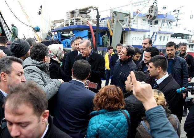 Av sonrasnda iinde bulunduu tekne karaya yanaan Erdoan, burada vatandalarn sevgi gsterileriyle karland.