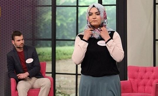 Bugne kadar yaplm hibir iten -popstarlar dahil- byk star olmu kimsenin olmamasn &#8216;umut' olarak yorumlayan zdemir programa kanlar, &#8220;ounluk itibariyle cahil kiiler akas. Yapmc ve ynetici dolayl olarak aslnda unu vaat ediyor: