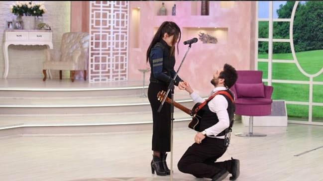 MAA ALIYORLAR<br>    &#8220;Tabi kimileri oradan maa alyor, yorum yapanlardan maa alanlar var. Oturan kzlarn ve erkeklerin bazlar oyuncu. Dolaysyla para iin gelenler var.