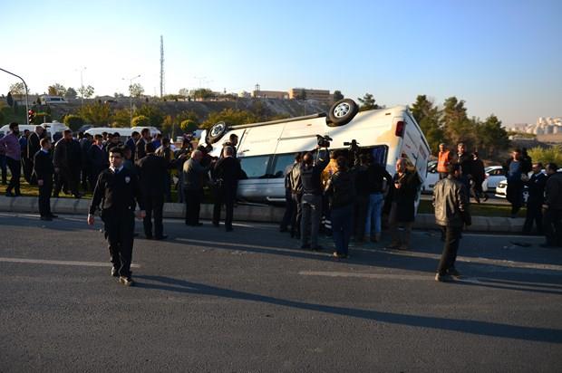 anlurfa kent merkezindeki okullardan ald rencileri tayan bir minibs, merkez Karakpr ilesi Lunapark Kava'nda refje arparak devrildi.
