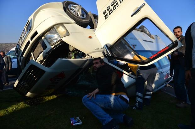 Kazada, srcnn yan sra arata bulunan 19 renci yaraland.