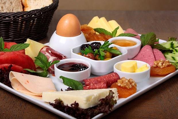 &#8220;GNE MUTLU EDECEK BR KAHVALTI LE BALAYIN&#8221;  <P>Gne, gzel balamak ve duygusal al bastrmak iin mutlu bir kahvalt sofras neren Kzl, &#8220;Bize daha ok mutluluk hissi verecek bir kahvalt rneklendirmek gerekirse, gne bir su barda st, bir porsiyon muz, bir yemek ka yulaf ezmesi ve iki adet tam ceviz iiyle hazrlanm bir karmla serotonin seviyenize pik yaptrarak duygusal alnz yattrabilir ve gne ok daha mutlu balayabilirsiniz. Bunlarn dnda brokoli, kabak ekirdei, srgan otu, ceviz, spanak, midye de serotonin seviyenizi ykseltecek ve duygusal alnz yattracak besinlere rnektir&#8221; ifadelerini kulland.