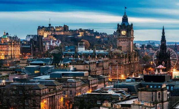 Edinburgh, skoya  <br>  Atmosferiyle gz dolduran bu ehrin 500 kadar romana ilham kayna olduu biliniyor. Yazarlar Mzesi de bulunan Edinburgh&#8217;da doan yazarlar arasnda Sir Walter Scott ve Robert Louis Stevenson gibi nl edebiyatlar yer alyor.