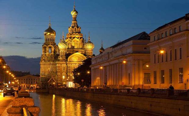 St. Petersburg, Rusya<br>     Bu barok ve neo-klasik tarzda ina edilmi Rusya&#8217;nn batsnda kalan karanlk ehre gittiinizde sokak isimleri size tandk gelirse byk ihtimal Rus yazarlarn romanlar ilginizi ektii iin olabilir. Gogol, Dostoyevski, Turgenyev gibi nl yazarlarn romanlarna konu olan St. Petersburg, Pukin ve Nabokov Mzeleriyle dikkat ekiyor.