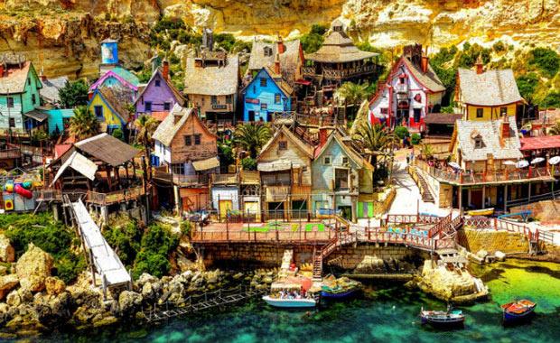 Popeye Village / Malta<br>  Popeye Village, yani bizim Temel Reis Ky. :) Aln size dibine kadar bir masal ky. Malta'da yer alan Popeye Village, 1980 ylnda Robin Williams'n barolnde oynad "Popeye" isimli mzikal film iin ina edilmi aslnda. Film olay bitince Maltallar da kye sahip karak buray mze ve elence merkezi haline dntrmler. Popeye Village'e giri cretli. 2015 ylnda yetikin 6,5 avro, 12 ya alt da 5,5 avro idi, imdi ne kadar olmutur bilemiyoruz. Giri cretine kendi seeceiniz bir kartpostal ve bir bardak arap da dahil.