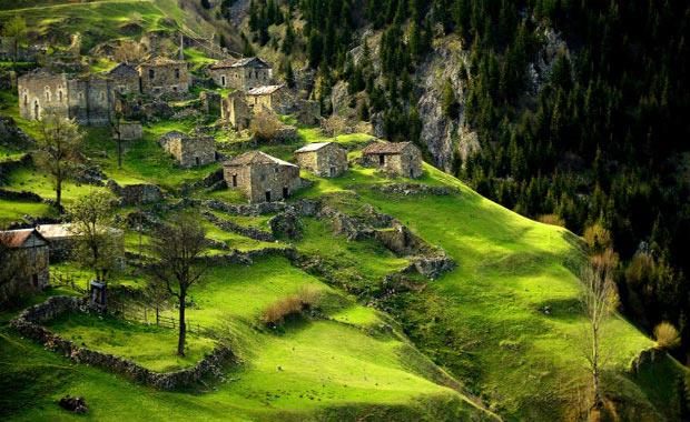 Santa / Trkiye<br>  Santa, Gmhane'nin en mistik ve gizemli noktalarndan biri. Karadeniz dalarnn en ulalmaz yerlerinden birinde bulunan Santa, dik bir yamaca kurulmu 7 kyn ortak ad. Santa blgenin eski ismi aslnda. imdilerde Dumanl deniyor. Dumanl denmesinin nedeni de blgenin tm gn boyunca sislerle kapl olmas sanyoruz ki. Eskiden bir Rum yerleimi olan Santa, ayakta kalmay baarabilmi kilise harabeleri ile kesinlikle grlmeye deer.