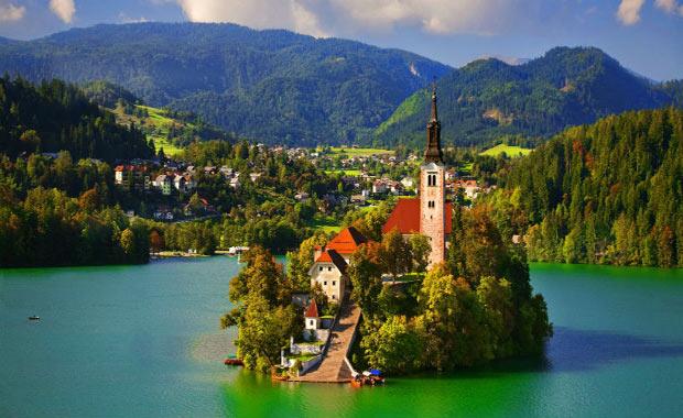 Bled / Slovenya<br>  Slovenya'nn kuzeybatsndaki Yukar Carniolan blgesinde yer alan kk ve irin bir kasaba Bled. Kendisiyle ayn ismi tayan Bled Gl'nn hemen kenarnda kurulmu olan bu masal diyar, ehrin en popler ve turistik destinasyonlar arasnda yer alyor. Yurt ii ve yurt dndan ok sayda turistin ilgisini eken Bled, Alpler'in bir paras olan dan yksek tepelerinde bulunan Bled Kalesi ile de mehur. Ancak kasabann en can alc noktas hi phesiz gln ortasndaki minicik adann zerine ina edilmi olan beyaz kilise.