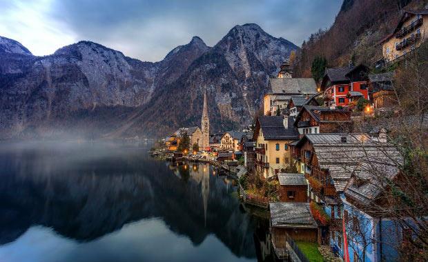 Hallstatt / Avusturya<br>  Dnyann en gzel 10 ky arasnda yer alan Hallstatt, Avusturya'nn en eski ky. O kadar gzel ki, UNESCO kyamam, koruma altna alm. Bilinen en eski tuz madenleri bu kyde bulunuyormu. Nfusu sanyoruz ki yaklak 1000 kii filan. Doas ve havas, aklnz banzdan alacak kadar ahane tesi. Uzakdoulular da bir hayli ilgi gsteriyorlarm Hallstatt'a. Hatta in'de bir kopyas bile yaplm bu kyn.