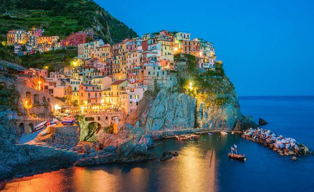 Cinque Terre / talya  <br>talya'nn orta-kuzey kylarnda Genova ve Pisa arasnda kalan Liqurian denizinin kysnda yer alyor Cinque Terre. Buras 5 kyden oluan bir blge aslnda. Blge deil de, cennetin yeryznde ekil bulmu hali desek daha doru olur. Kyleri kuzeyden gneye sralayacak olursak; Monterosso, Vernazza, Corniglia, Mamorola ve Riomaggiore. Tm kyler deniz kysna ve yamalara kurulmu. Dzlk alan bulmak ok zor, nk yok.