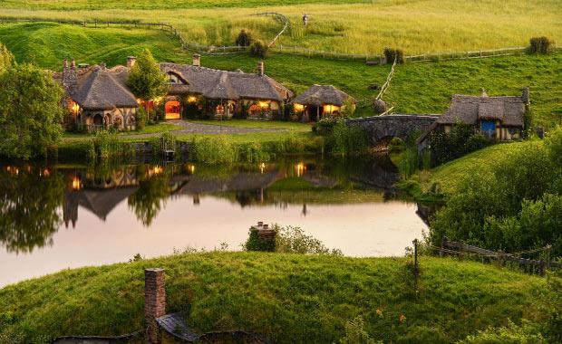 Hobbiton / Yeni Zelanda<br>     Yeni Zelanda'da yer alan Matamata'nn kk bir ky Hobbiton. Evet, buras Yzklerin Efendisi ve Hobbit serilerinde grdmz Shire isimli Hobbit kynn ta kendisi oluyor. Masallarda geen gibi deil, gerekten de bir masala konu olmu bir yer yani Hobbiton Ky. Ky ilk olarak 37 haneli olarak ina edilmi ama film serilerinden sonra 7 hane daha eklenmi. 2002 ylndan beri halka ak olan Hobbiton Ky'nde "kn kmaz"n, yani Bilbo Baggins'in evini ziyaret etmeyi de ihmal etmemek gerek elbette.