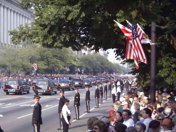 ABD ve dnya politikasna damgasn vuran Reagan, Souk Sava'n Washington lehine sonulanmasnda en etkili olmu liderlerden biri olan Reagen 93 yanda zatrreeden ld. Reagan tam istedii gibi Los Angeles'da bakanlk ktphanesi yaknnda tam gne batarken topraa verildi.