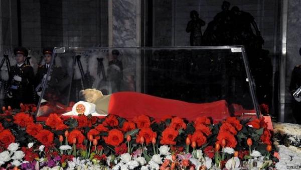 "Sevgili Lider" olarak anlan Kim Jong-il'in lm uzun zamanl bir yasa dnmtr.