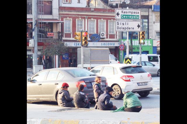 ORTAK NOKTALARI 'TEKSTL'    Suriye; Okmeydan, Zeytinburnu, Baclar&#8217;a dalm durumda. En ok Tatar ise Zeytinburnu&#8217;nda grlyor. Afrikal zenciler de Aksaray, Okmeydan, Dolapdere&#8217;de younlukta.