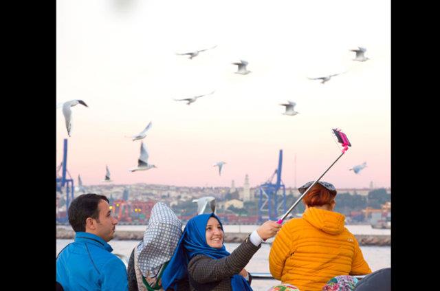 Bunun yannda stanbul&#8217;da adrese dayal nfus kayt sisteminde kayd olmad halde binlerce yabanc vatanda yayor ve bu oran katlanarak artyor.TK&#8217;in verilerine gre 200 bine yakn kaytl yabanc nfusun 16 bin 494&#8217;n Almanlar oluturuyor. Yine stanbul&#8217;u en ok Avrupallar arasnda Almanlar tercih ediyor. Biz de sokaa indik, kimler nerede yayor. Kentin yabanc haritasn kardk.