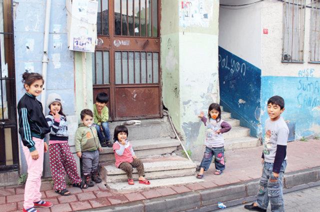 400 BNDEN 18 BN KAYITLI    Gle birlikte kentte Suriyeli nfus bir hayli artt. Her kede her semtte Suriyelileri grmek artk mmkn. En son rakamlara gre Suriyeli nfusun stanbul&#8217;da 400 binlere ulat aklanmt fakat TK verilerine gre bu nfusun sadece 18 bin 830&#8217;unun ikamet ve alma izni ald grlyor.