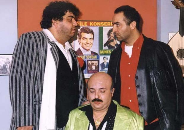 2002 ylnda &#8220;Yarm Elma&#8221; adl dizide Janset, Gnay Karacaolu, Selma Erge birlikte oynarken &#8220;Medeni Karpuz&#8221; karakterini canlandrd ve syledii &#8220;kroyum ama para bende&#8221; replii hala akllardadr.