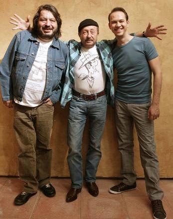 Erdal Tosun, 1995 ylnda lknur Tosun ile evlendi ve Zeynep Kiraz (1996) adnda bir kz var.    Erdal Tosun geen yl 20 yllk ei lknur Tosun'la evliliini sonlandrmt.