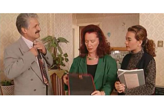 Bizimkiler dizisinden sonra sinema ve tiyatroda da rol alan baarl oyuncu 'Kaygszlar'da Hostes isimli yine hemen hemen ayn karakterde bir rol canlandrd.