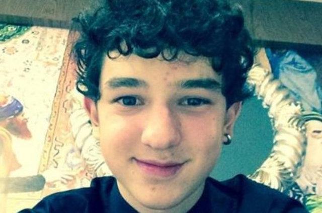 En son Gizem Karaca&#8217;nn kardei Ali olarak ortaya kan Ayberk Koar, ocuk hallerinden ok uzak bir delikanl olarak ekranlarda yer ald.