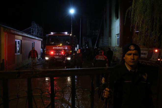 ERDOAN VE YILDIRIM BLG ALDI    Cumhurbakan Recep Tayyip Erdoan, Vali Demirta' telefonla arayarak yangn hakknda bilgi ald. Can kayplarnn olmasndan derin znt duyduunu ifade eden Cumhurbakan Erdoan, yangnda hayatn kaybedenlere Allah'tan rahmet, yaralanan rencilere de acil ifa dileinde bulundu.