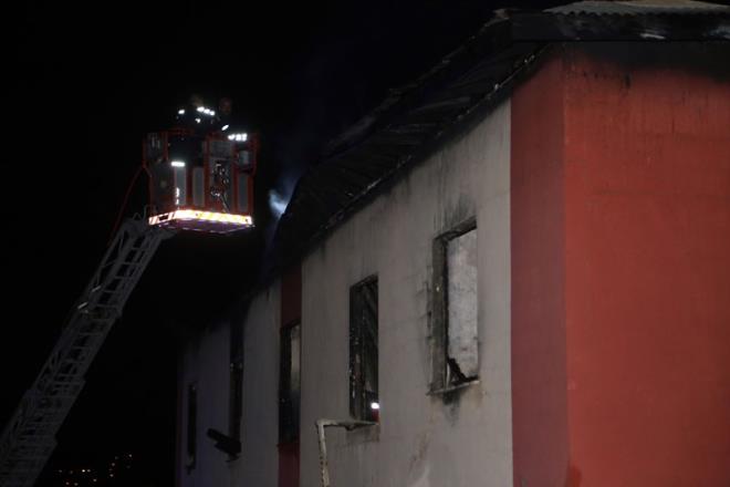 YANGIN MERDVENLER KLTLYD  Szl, yangn merdiveninin kapsnn kilitli olduu ilgili iddialara ilikin, "ocuklar ya panikten aamad ya da kilitli. Muhtemelen de kilitli. Yangnn elektrik kontandan kt ihtimali ilk edindiimiz izlenim." deerlendirmesini yapt.