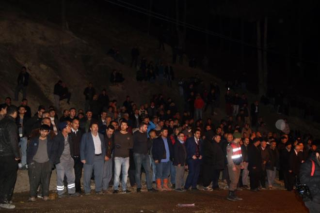 BAKANLARDAN OLAYLA LGL MESAJLAR    Avrupa Birlii (AB) Bakan ve Bamzakereci mer elik ile Dileri Bakan Mevlt avuolu, taziye mesaj yaymlad.  elik mesajnda, "ok ac, yrek yakan bir haber. Allah rahmet eylesin kardelerimize. Mekanlar cennet olsun." ifadesini kulland.  avuolu ise mesajnda, "Bamz sa olsun. Rabbim gencecik yavrularmzn ailelerine sabrlar versin." ifadesine yer verdi.