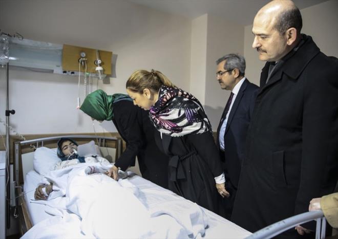 SLEYMAN SOYLU ADANA'YA GTT  Babakan Yardmcs Veysi Kaynak, ileri Bakan Sleyman Soylu ile Aile ve Sosyal Politikalar Bakan Fatma Betl Sayan Kaya, yangnn kt renci yurduna gelerek incelemelerde bulundu.