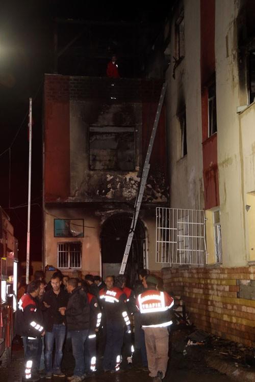 Kaynak, burada yapt aklamada, yangn merdiveninin kapsnn kilitli olduu iddialarna ilikin, "Valimizle, itfaiye dairesiyle dier arkadalarla greceiz, tabii ki bir ilk durum tespiti yapmaya gayret edeceiz." dedi. Bakan Kaya ise yangnla ilgili, "En ufak bir ihmal varsa sonuna kadar titizlikle aratrlacak. hmali olanlar sonuna kadar cezasn ekecek." ifadelerini kulland.